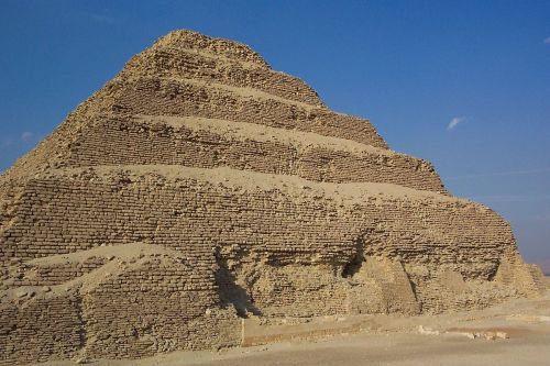 1200px-Saqqarah_Djoser_Mastaba